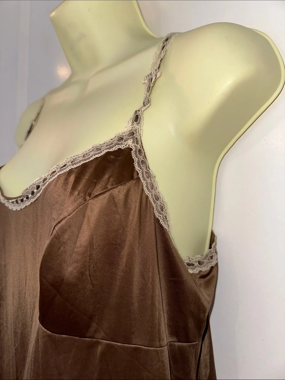Vintage 60s/70s Vanity Fair Brown Short Nylon Slip with Cream Lace Trim - Picture 4 of 7